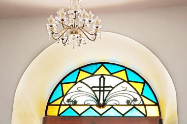 Vitray pencere detayı ile çapraz, Dir Rafat Manastırı, İsrail