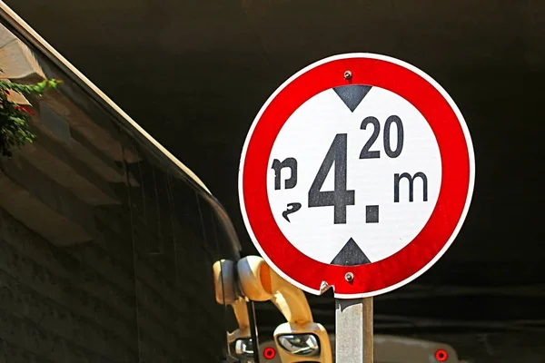 Sinal de estrada vermelho e branco de alto limite (4,2 m) em Israel — Fotografia de Stock