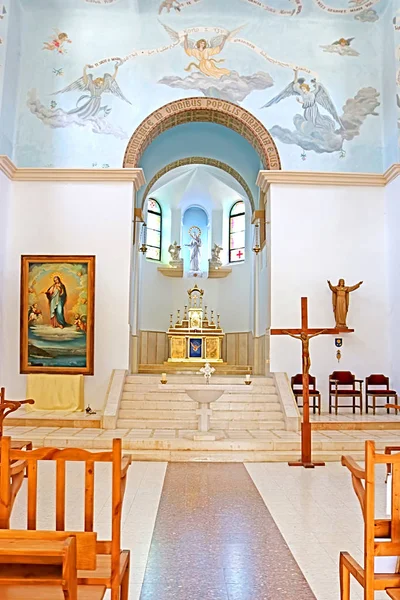 Interior da igreja no mosteiro de Dir Rafatt, também conhecido como Santuário de Nossa Senhora Rainha da Palestina e da Terra Santa — Fotografia de Stock