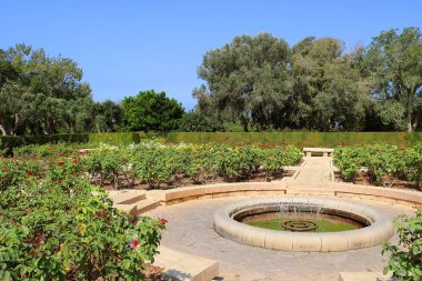 Gül Bahçesi, Park Ramat Hanadiv, İsrail. Parkta bir ailedir va