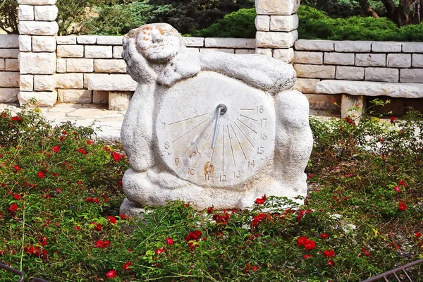 Escultura del reloj de sol en el jardín de rosas, Parque Ramat Hanadiv, Israel. El parque es una bóveda familiar del barón Edmond de Rothschild (1845-1934) y la baronesa Adelaide de Rothschild (1853-1935). ) — Foto de Stock