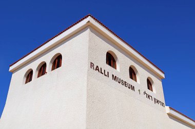 Ralli Müzesi klasik sanat, Caesarea, İsrail. Ralli Müzeleri, yaşayan sanatçıların çağdaş Latin Amerika sanat eserleri dünyasının en önemli koleksiyonuna sahip.