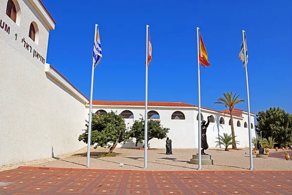 Dentro del patio del museo Ralli de arte clásico, Cesarea, Israel. Ralli Museos posee la colección más importante del mundo del arte contemporáneo latinoamericano por artistas vivos — Foto de Stock