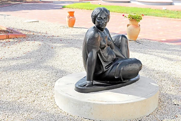 Statue in the yard of Ralli museum for classical art, Caesarea, Israel. Ralli Museums own the most important collection in the world of contemporary Latin-American art by living artists — Stock Photo, Image