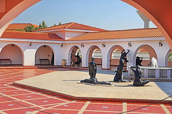 Wewnątrz stoczni Ralli muzeum sztuki klasycznej, Caesarea, Israel. Ralli muzea własne najważniejszych kolekcji na świecie sztuki współczesnej Ameryki Łacińskiej żyjących artystów — Zdjęcie stockowe