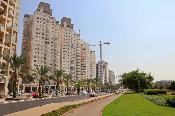 Moderne Wohngebäude an der Allee in Aschkelon - beliebter Touristenort und Küstenstadt im südlichen Bezirk Israel an der Mittelmeerküste — Stockfoto