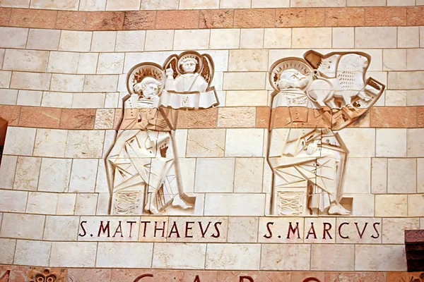 Misyonerleri saint mark ve Aziz matthew, duyuru bir bazilika Nazareth, İsrail — Stok fotoğraf