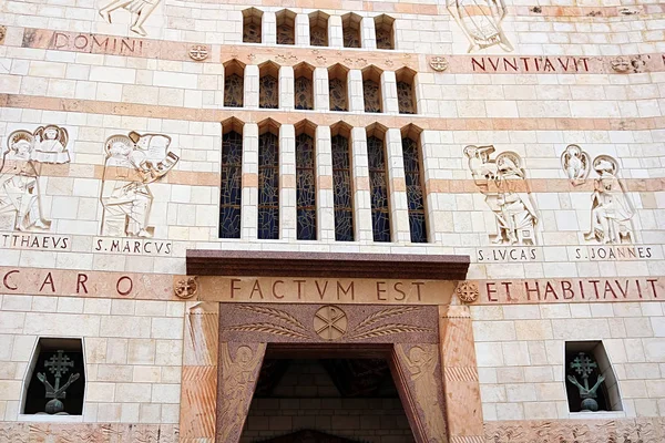 Westelijke gevel van de basiliek van de Annunciatie, de kerk van de aankondiging in Nazareth, Israël — Stockfoto