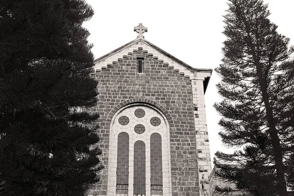 Vista superior del monasterio trapense de Latrun en Israel. Filtro blanco y negro — Foto de Stock