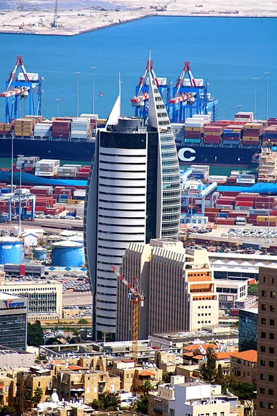 La Torre de Vela, oficialmente el Edificio B del Centro de Gobierno del Distrito, es un rascacielos y un edificio gubernamental. Es parte del Centro de Gobierno del Distrito de Haifa nombrado en honor a Yitzhak Rabin, Israel — Foto de Stock