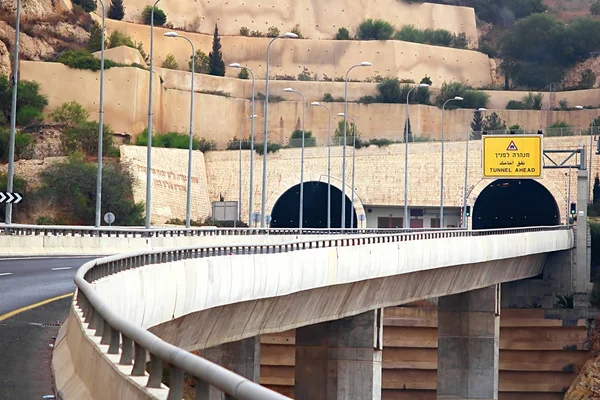イスラエル共和国の高速道路トンネルをマウントします。 — ストック写真