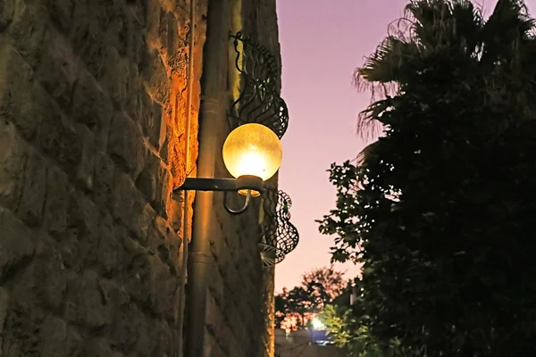 Lampa på gatan sten gamla staden Jaffa i Tel Aviv, Israel — Stockfoto
