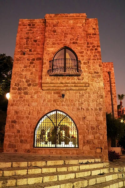 Budynek z kamienia stare miasto Jaffa w Tel Awiwie w nocy, Izrael — Zdjęcie stockowe