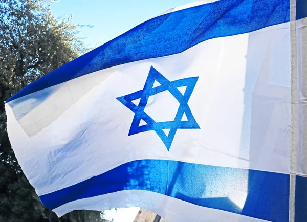 Bandera de Israel. Colores blanco y azul. Bandera de Israel ondeando contra el cielo — Foto de Stock