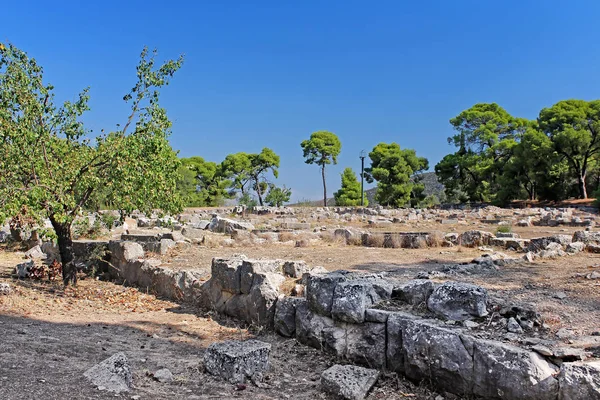 Ερείπια αρχαίου ναού, στην Επίδαυρο, Ελλάδα σε μια καλοκαιρινή μέρα — Φωτογραφία Αρχείου