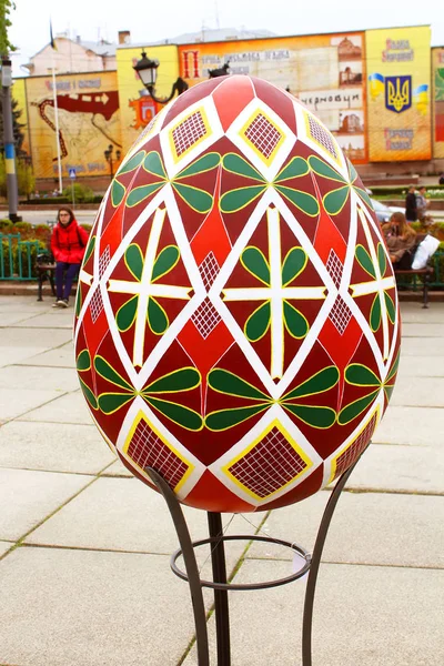 Huevo pintado de Pascua ucraniano (Pysanka) en la calle de Chernivtsi, Ucrania — Foto de Stock