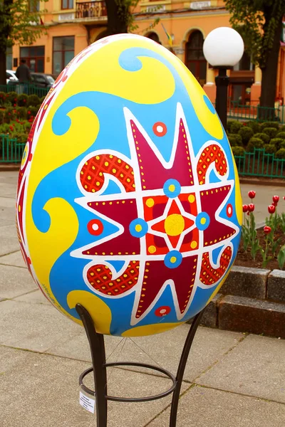 Український Великдень пофарбовані яйця (Писанка) на вулиці міста Чернівці — стокове фото