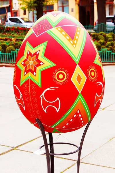 Oekraïens Easter egg (paasei) geschilderd op de straat van Tsjernivtsi, Oekraïne — Stockfoto