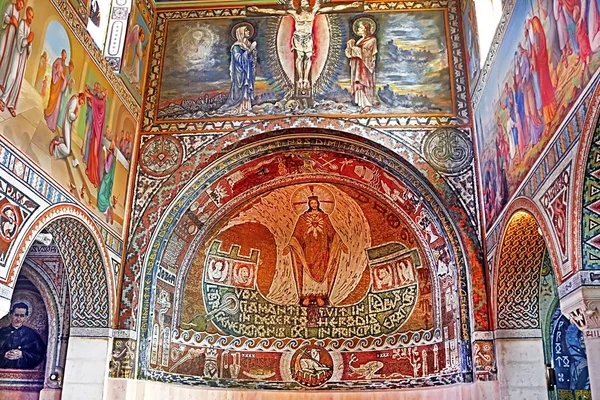 Pittura interna su parete della chiesa del primo martire Santo Stefano nel monastero Beit Jamal — Foto Stock