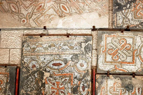 Dinding eksterior mosaik abad ke-5 dari Gereja Santo Stefanus Beit Jimal (atau Beit Jamal) di dekat Beit Shemesh, Israel — Stok Foto