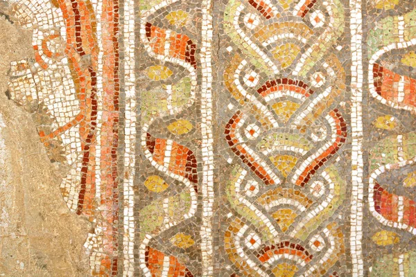 Parede exterior em mosaico do século V da Igreja de Santo Estêvão de Beit Jimal (ou Beit Jamal) Mosteiro católico perto de Beit Shemesh, Israel — Fotografia de Stock