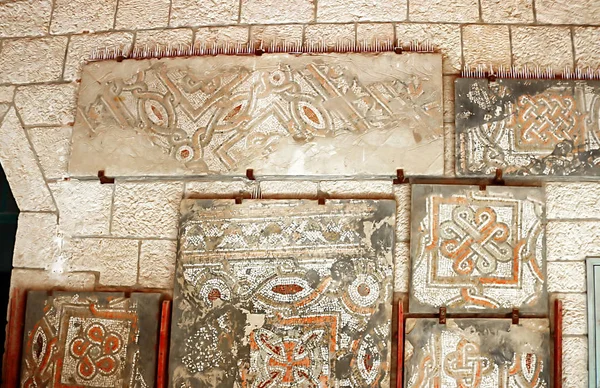 Pared exterior de mosaico del siglo V de la iglesia de San Esteban de Beit Jimal (o Beit Jamal) Monasterio católico cerca de Beit Shemesh, Israel — Foto de Stock