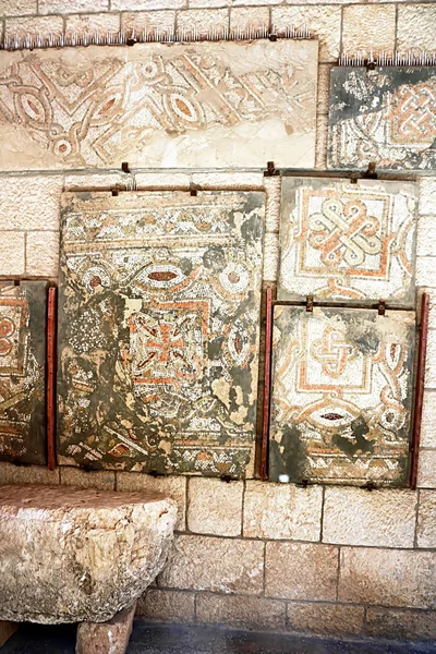 Vijfde-eeuwse mozaïek buitenmuur van St. Stephen's kerk van Beit Jimal (of Beit Jamal) katholiek klooster in de buurt van Beit Shemesh, Israël — Stockfoto