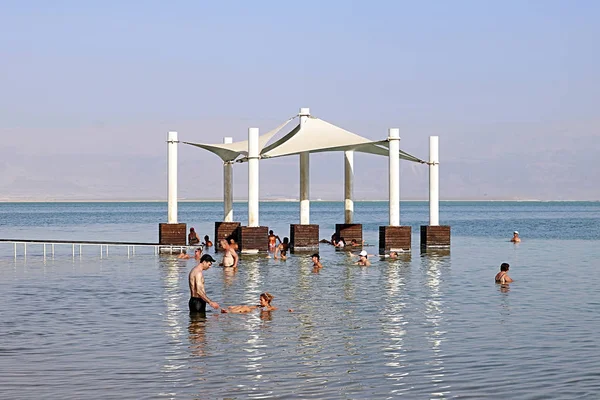 度假者和游客在死海中沐浴, 以色列死海 — 图库照片