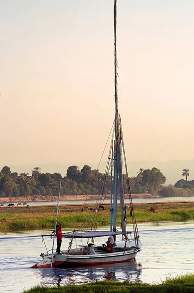 Turisták eladó a kis vitorlás, a Nílus, a naplemente, Egyiptom, Afrika — Stock Fotó