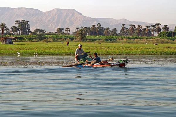 Два рыбака в маленькой лодке на реке Нил, Египет, Африка — стоковое фото