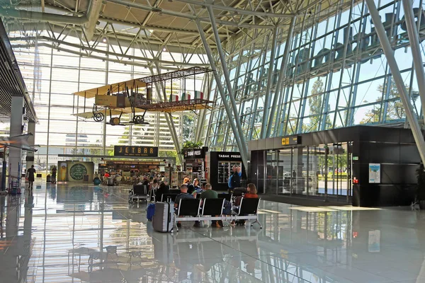 BRATISLAVA, ESLOVAQUIA 4 DE SEPTIEMBRE DE 2019: Sala de salidas del aeropuerto de Bratislava y el viejo avión cuelga del techo —  Fotos de Stock