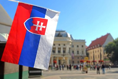 Slovakya bayrağı ve Hviezdoslavovo Meydanı 'ndaki Slovak Ulusal Tiyatrosu manzarası. Neo-Rönesans binası 1885 'te inşa edildi.