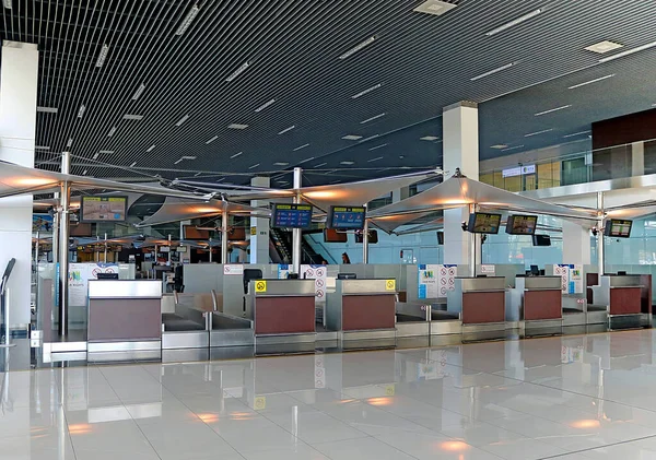 BRATISLAVA, SLOVAKIA SEPTEMBER 4, 2019: heck-in registration desk in departure hall of Bratislava airport — стоковое фото