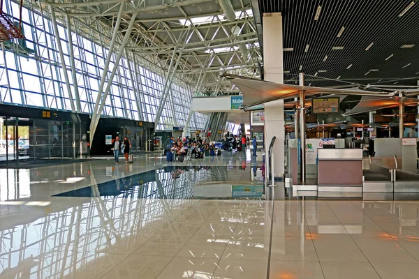 BRATISLAVA, ESLOVÁQUIA 4 DE SETEMBRO DE 2019: Sala de embarque do aeroporto de Bratislava — Fotografia de Stock