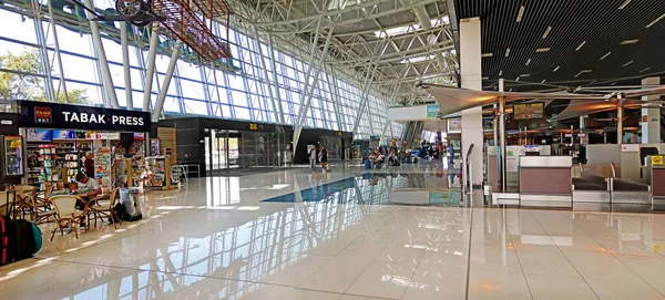 4 вересня 2019 року Братислава (Словаччина): Віддільна зала аеропорту Братислави. Банер — стокове фото