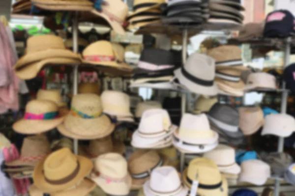 Dükkandaki şapkaların bulanık görüntüsü. Arkaplan olarak kullanılabilir — Stok fotoğraf