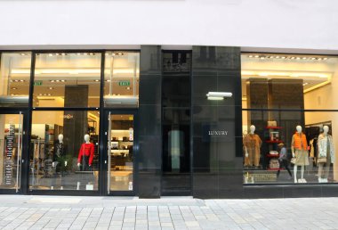 Bratislava, Slovakya - 02 Eylül 2019: Luxuy caddesi manzarası. Lüks mağazalar ünlü markaları temsil eder.