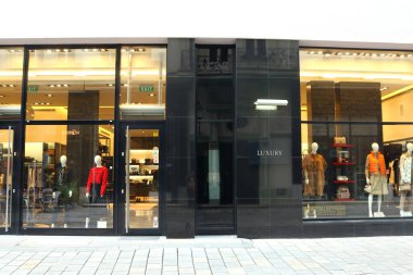 Bratislava, Slovakya - 02 Eylül 2019: Luxuy caddesi manzarası. Lüks mağazalar ünlü markaları temsil eder.
