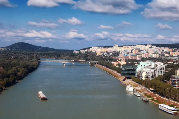 Uitzicht op het schip op de Donau, de Lafranconi brug en nieuwe gebouwen in een woonwijk in Bratislava, Slowakije — Stockfoto