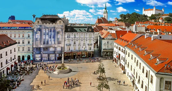 Bratislava, Slovensko - 3. září. 2019: Panorama krásného výhledu na hlavní náměstí města. Bratislavský hrad a katedrála sv. Martina vpravo — Stock fotografie