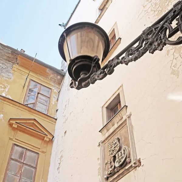 Vista da velha lanterna na rua de Bratislava, Eslováquia. Edifícios antigos em ruínas como fundo. Filtro vintage — Fotografia de Stock