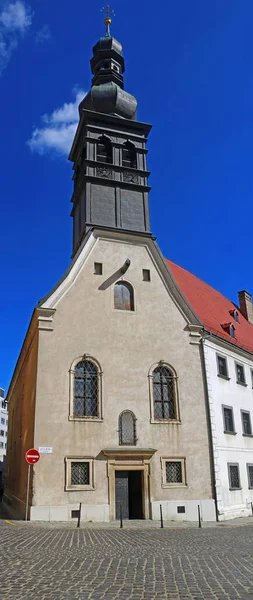 Kostel Loretanské Matky Boží v Bratislavě, Slovensko. Svislý nápis — Stock fotografie