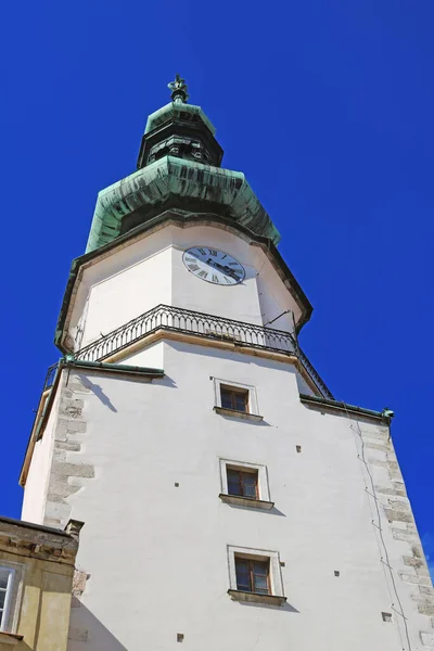 Tower of Michael 's Gate a régi város felett kék ég, Pozsony, Szlovákia — Stock Fotó