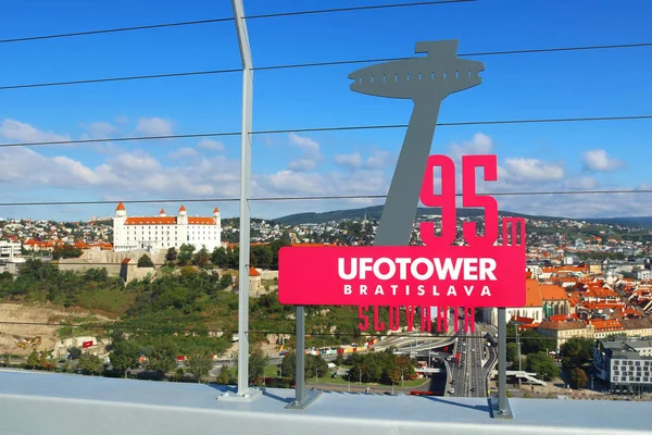 Bratislava, Eslovaquia - 03 de septiembre de 2019.: Vista panorámica del castillo de Bratislava y la ciudad vista desde la Torre OVNI. Signo de torre OVNI con indicación de altura —  Fotos de Stock