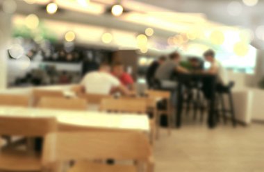 Modern kafedeki insanların bulanık görüntüsü. Arkaplan olarak kullanılabilir