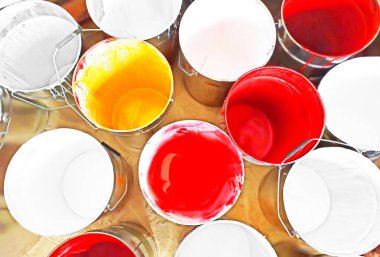 Farklı renklerde teneke kovalar. Üst görünüm