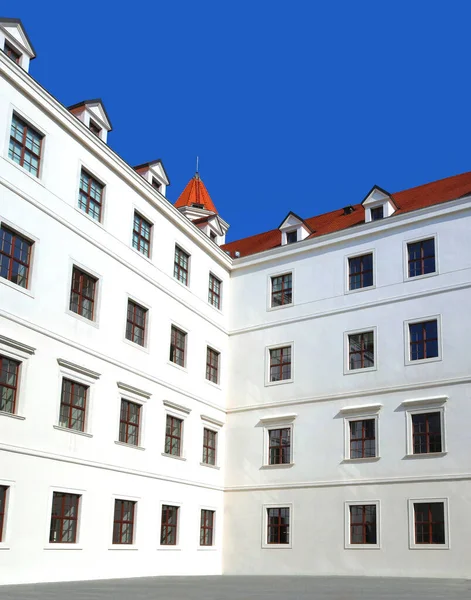 Vue sur la cour intérieure du château de Bratislava, Slovaquie. Ciel bleu vif — Photo