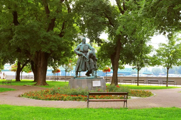 Bratislava, Slovensko - 1. září 2019: Pohled na bronzovou sochu bulharského partyzána pomáhajícího zraněnému příteli F. Davidem na Vajanském nábřeží — Stock fotografie