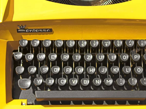 Bratislava, Slovensko - 31. srpna 2019: Součást starého starodávného psacího stroje ve slovenštině od Komtesy — Stock fotografie