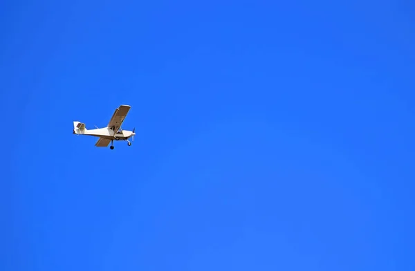 Veduta del vecchio aereo d'epoca nel cielo blu — Foto Stock